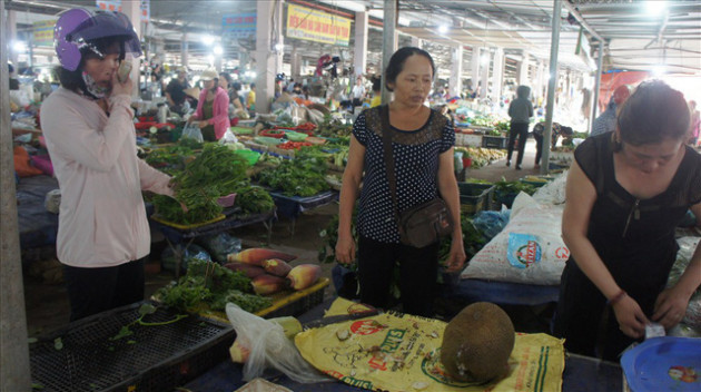 Nghệ An, Hà Tĩnh: Rau xanh khan hiếm, tăng giá gấp đôi sau bão - Ảnh 1.