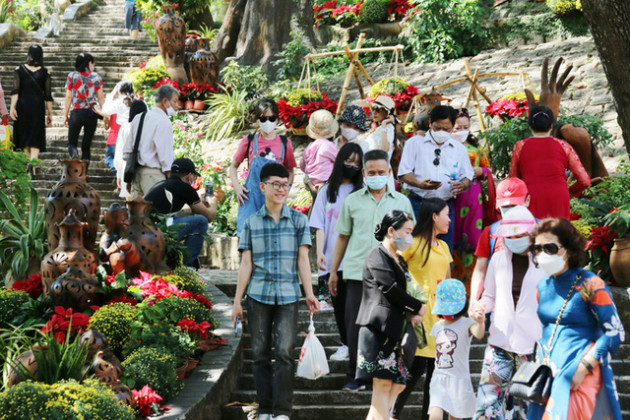 "Nghẹt" du khách ở Nha Trang và Huế