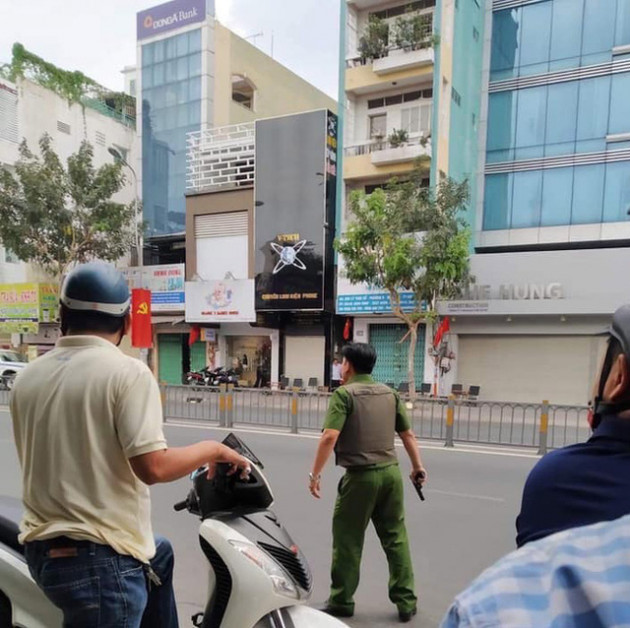 Nghi án thanh niên ngáo đá cầm súng, lựu đạn cướp ngân hàng ở Sài Gòn