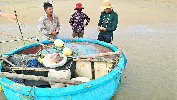 Ngư dân Vũng Tàu trúng đậm lộc biển đầu năm - Ảnh 1.