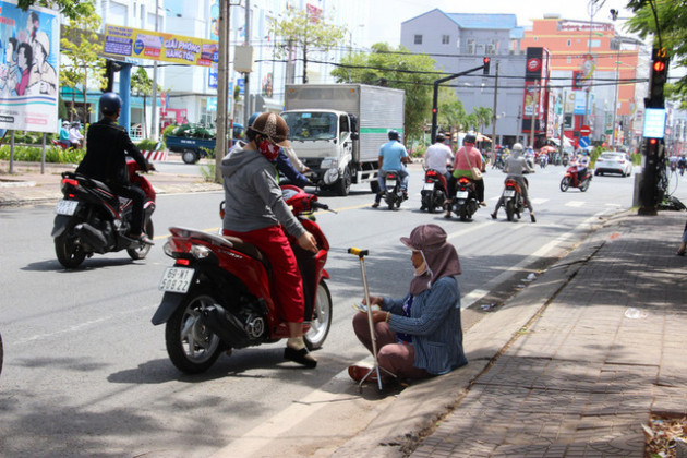 Người bán vé số dạo vỡ òa ngày “tái xuất”