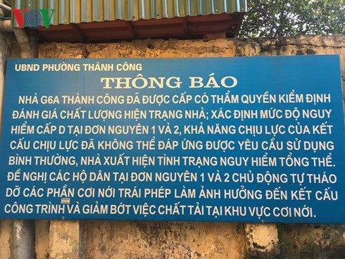 Người dân Hà Nội vẫn “cố thủ” trong các chung cư chờ sập - Ảnh 1.