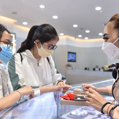 Người tiêu dùng đang phải mua vàng miếng với giá đắt hơn gần 17,8 triệu đồng/lượng