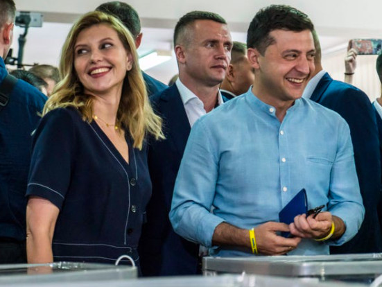 Người vợ xinh đẹp, kín tiếng của Tổng thống Ukraine Zelensky - Ảnh 1.