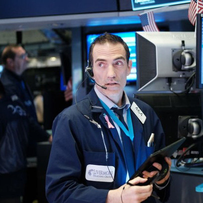 Nhà đầu tư cân nhắc về đề xuất cho gói kích thích mới, Dow Jones có lúc rớt hơn 300 điểm