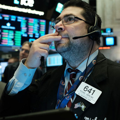 Nhà đầu tư hoang mang vì số ca nhiễm nCoV tăng đột biến, Phố Wall đồng loạt lao dốc, Dow Jones mất hơn 700 điểm