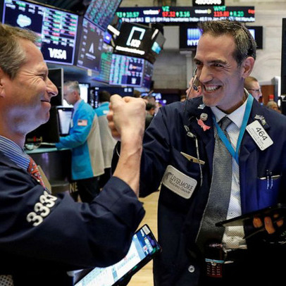Nhà đầu tư hứng khởi bất chấp làn sóng dịch bệnh thứ 2 bùng phát, Dow Jones tăng gần 600 điểm
