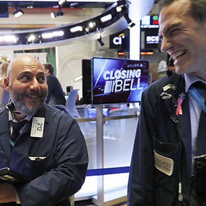 Nhà đầu tư kỳ vọng lớn về phương thức điều trị Covid-19 mới, Dow Jones bứt phá hơn 700, lần đầu tiên chốt phiên với 24.000 điểm kể từ tháng 3