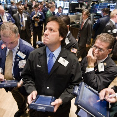 Nhà đầu tư thất vọng trước số liệu kinh tế mới, Dow Jones rời đỉnh lịch sử, có lúc mất hơn 300 điểm