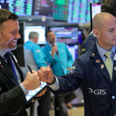 Nhà đầu tư 'tranh thủ' chốt lời để nghỉ lễ, Dow Jones bất ngờ giảm gần 200 điểm