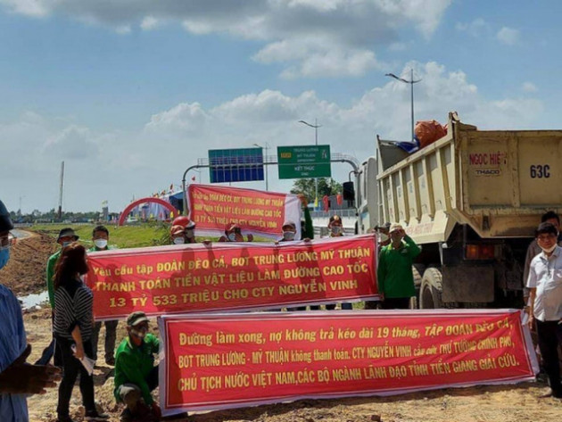 Nhà thầu cao tốc Trung Lương-Mỹ Thuận căng băng rôn đòi nợ, Tập đoàn Đèo Cả nói gì? - Ảnh 1.