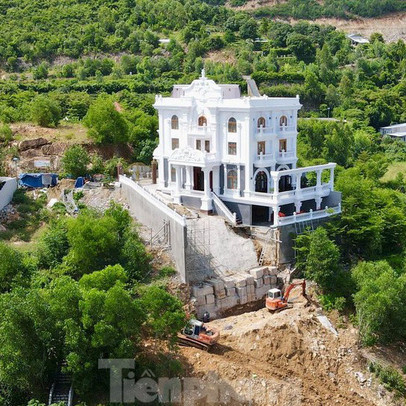 Nha Trang yêu cầu tháo dỡ biệt thự xây vượt tầng, sai phép trên núi Hòn Ông