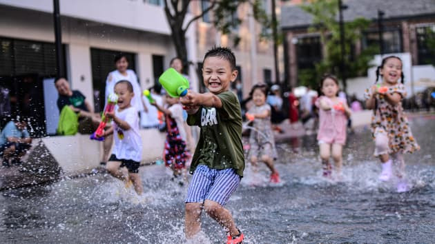 Nhận ra "sai lầm chí mạng", Trung Quốc cho phép các gia đình sinh bao nhiêu con cũng được