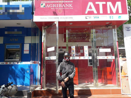 Nhiều chủ thẻ ATM của Agribank bức xúc vì không rút được tiền