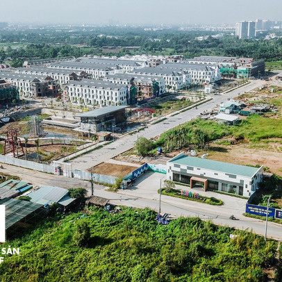 Nhiều hạng mục đang thi công ngổn ngang nhưng chủ dự án Sim City (Quận 9) ép khách hàng nhận nhà