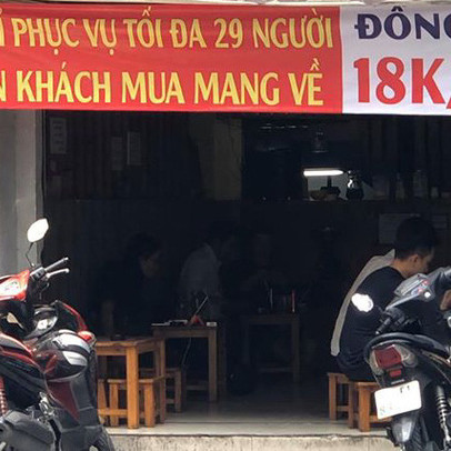 Nhiều hàng quán ở Sài Gòn treo biển “phục vụ tối đa 29 người” để được tiếp tục được hoạt động trước quy định mới