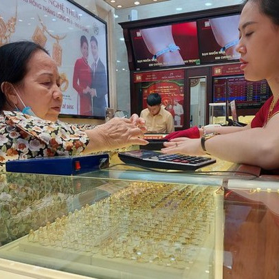 Nhiều người dốc tiền mua vàng chờ 'lướt sóng' dịp Tết