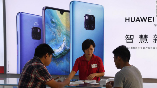 Nhóm tội phạm Trung Quốc hô biến điện thoại cũ thành smartphone Huawei, nửa năm bán hơn 7.000 chiếc - Ảnh 2.