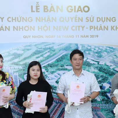 Nhơn Hội New City bàn giao sổ đỏ cho khách hàng trước thời hạn