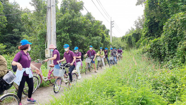  Những du khách nước ngoài đầu tiên đi tour đường sông sau giãn cách - Ảnh 5.