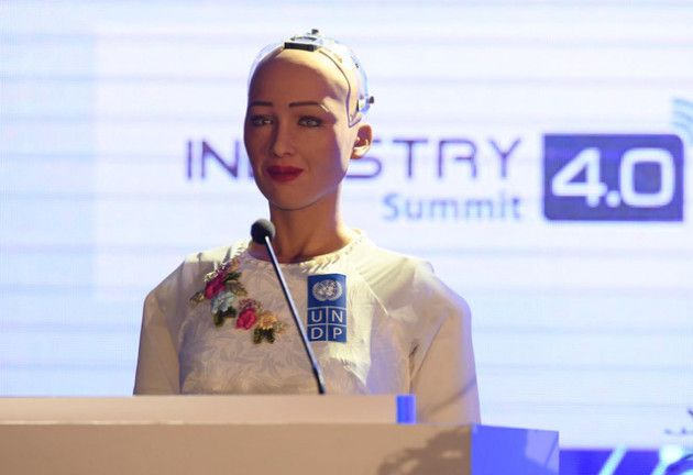 Những hình ảnh ấn tượng của Sophia - Robot có quyền con người đầu tiên tại Việt Nam trong tà áo dài - Ảnh 6.