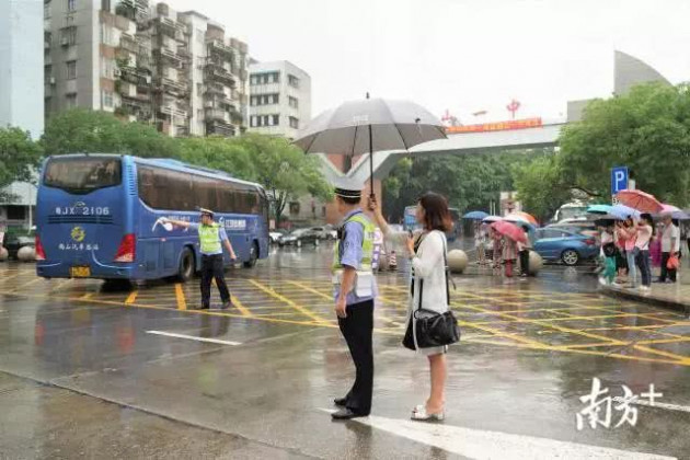 Những hình ảnh ấn tượng trong ngày thi đại học đầu tiên ở Trung Quốc - kỳ thi khắc nghiệt nhất thế giới - Ảnh 2.