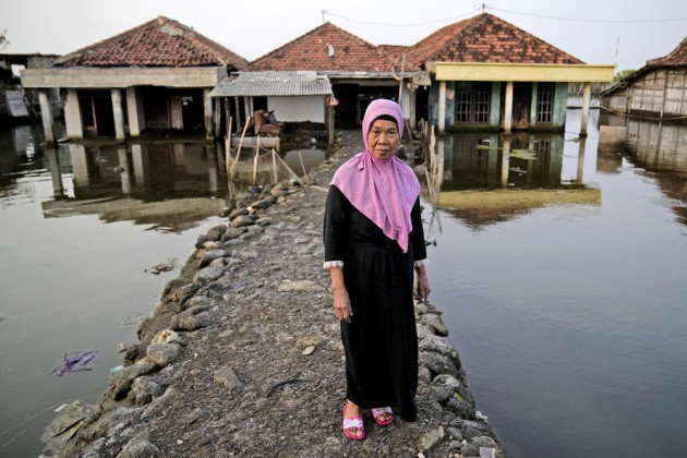 Những mảnh đời mắc kẹt trong ngập lụt ở Indonesia: Tôi già rồi, chẳng làm gì được nữa - Ảnh 4.