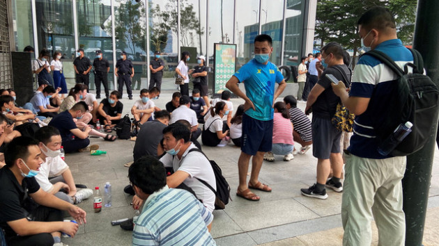 Những phận đời khốn khổ vì chúa nợ tỷ đô Evergrande: Lê lết đòi tiền trên vỉa hè, nuôi hy vọng mong manh lấy được lương cho con đi học - Ảnh 3.
