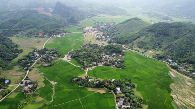 Nở rộ buôn đất ngoại ô, nhà đầu tư thắng lớn - Ảnh 1.