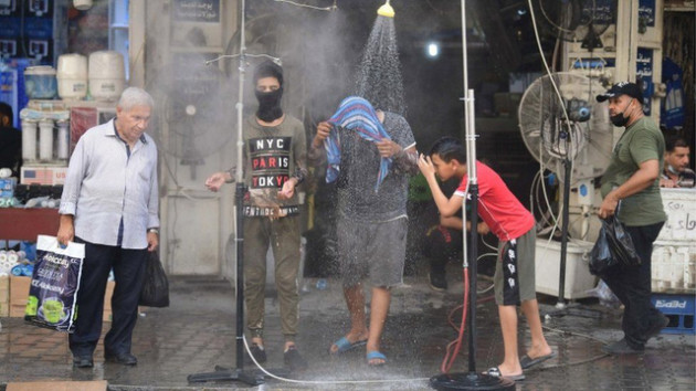 Nợ tiền điện mãi không trả, Iraq bị ‘hàng xóm’ Iran cắt điện ngay giữa cái nóng 50 độ C - Ảnh 2.