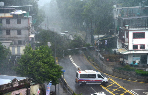 Nóng: Bão Mangkhut đã đổ bộ Hong Kong với từng cột sóng cao đến 14m