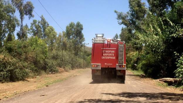  [NÓNG] Hình ảnh đầu tiên từ hiện trường vụ rơi máy bay thảm khốc ở Ethiopia: Tất cả đều cháy rụi - Ảnh 3.