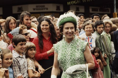 Nữ hoàng Anh Elizabeth II vừa tạ thế ở tuổi 96: Nhìn lại cuộc đời lừng lẫy của bà qua ảnh - Ảnh 21.