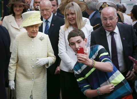 Nữ hoàng Anh Elizabeth II vừa tạ thế ở tuổi 96: Nhìn lại cuộc đời lừng lẫy của bà qua ảnh - Ảnh 34.