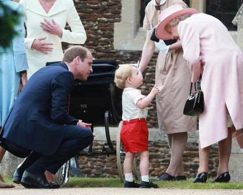 Nữ hoàng Anh Elizabeth II vừa tạ thế ở tuổi 96: Nhìn lại cuộc đời lừng lẫy của bà qua ảnh - Ảnh 37.