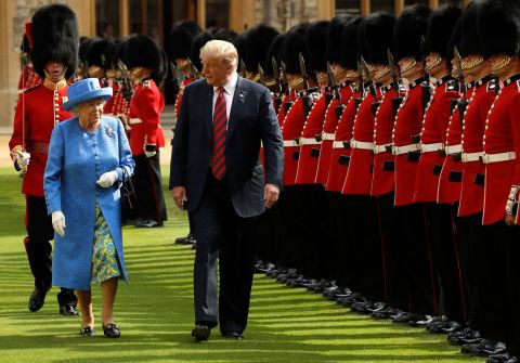 Nữ hoàng Anh Elizabeth II vừa tạ thế ở tuổi 96: Nhìn lại cuộc đời lừng lẫy của bà qua ảnh - Ảnh 45.