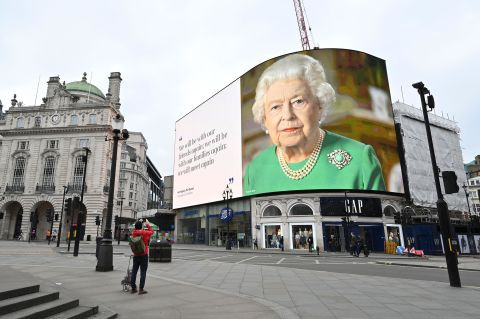 Nữ hoàng Anh Elizabeth II vừa tạ thế ở tuổi 96: Nhìn lại cuộc đời lừng lẫy của bà qua ảnh - Ảnh 48.