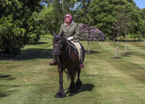 Nữ hoàng Anh Elizabeth II vừa tạ thế ở tuổi 96: Nhìn lại cuộc đời lừng lẫy của bà qua ảnh - Ảnh 49.