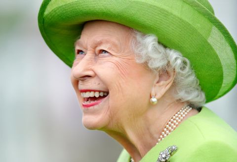 Nữ hoàng Anh Elizabeth II vừa tạ thế ở tuổi 96: Nhìn lại cuộc đời lừng lẫy của bà qua ảnh - Ảnh 57.