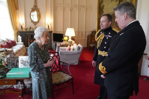 Nữ hoàng Anh Elizabeth II vừa tạ thế ở tuổi 96: Nhìn lại cuộc đời lừng lẫy của bà qua ảnh - Ảnh 60.