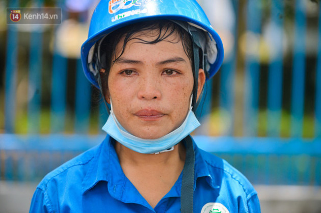 Nước mắt những công nhân thu gom rác bị nợ lương ở Hà Nội: Con nhỏ nghỉ học vì xấu hổ, người bị cụt chân mò mẫm trong rác - Ảnh 7.