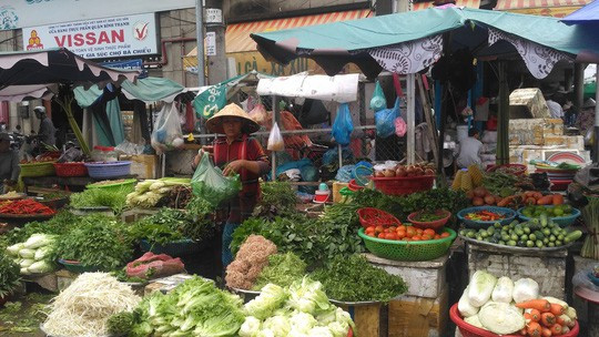 Nước ngập lênh láng, tiểu thương nghỉ bán, giá rau củ thịt tăng vọt