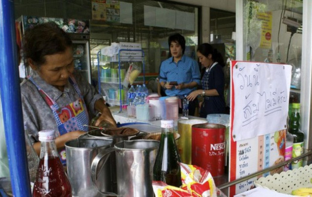 “Nuốt hụt” đối tác, Pepsi trở thành nạn nhân của đòn trả thù kinh hoàng: Bị xóa sổ khỏi toàn cõi Thái Lan, mất trắng thị phần về tay Coca-Cola và Serm Suk - Ảnh 1.