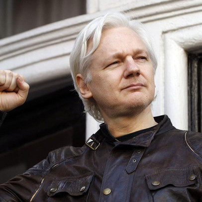 Ông chủ WikiLeaks đột quỵ trong tù