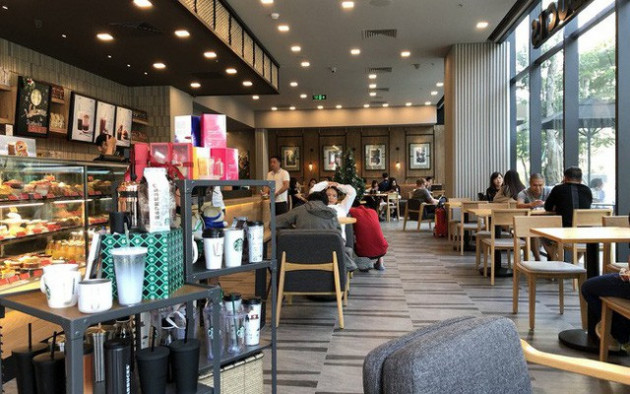 Ông Đặng Lê Nguyên Vũ "chê" Starbucks bán thứ nước có mùi cà phê pha đường, nhưng vị chuyên gia F&B này phản biện: Starbucks không bán cà phê, họ bán văn hoá cà phê!