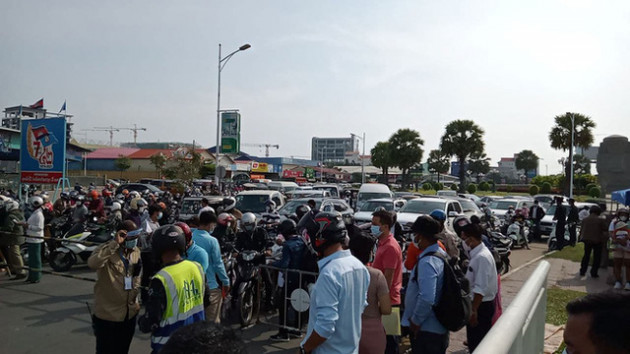 Ông Hun Sen phát lệnh nóng, Phnom Penh phong tỏa trong đêm: Đoàn xe ùn ùn đòi vào thành phố - Ảnh 2.