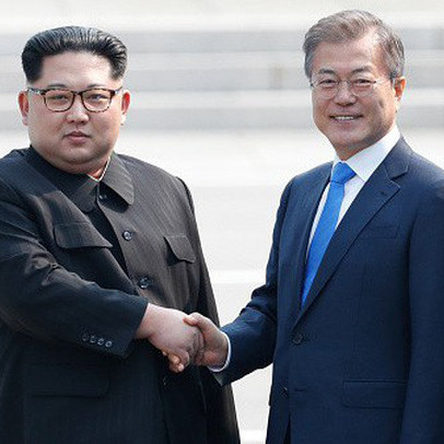 Ông Kim Jong Un gặp Tổng thống Hàn Quốc Moon Jae-in tại Bàn Môn Điếm