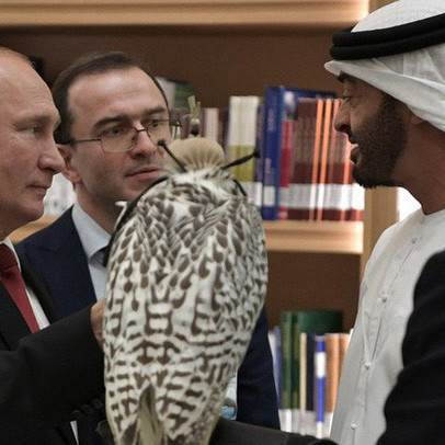 Ông Putin tặng Thái tử UAE loài chim quý của Nga, nhận được cả một "tòa lâu đài" dát vàng