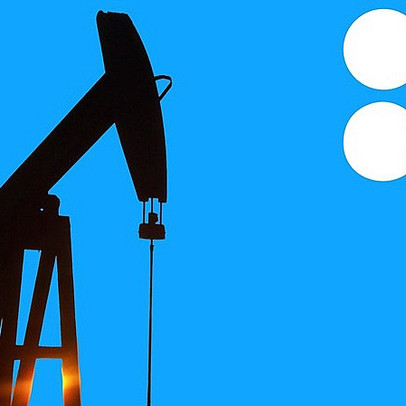 OPEC+ bất ngờ giữ nguyên mức giảm sản lượng, giá dầu vọt lên cao nhất hơn 1 năm