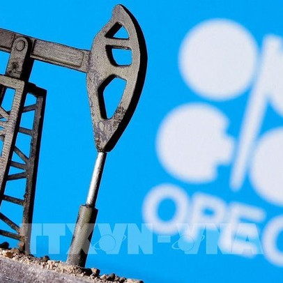 OPEC+ hạ dự báo nguồn cung dầu dư thừa trên thị trường